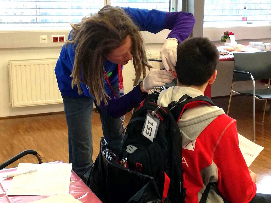 Marion Obermayer untersucht das Ohr eines Kindes