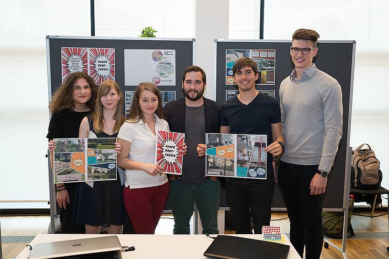 Gruppenfoto mit sechspersonen, die Plakate in die Kamera halten