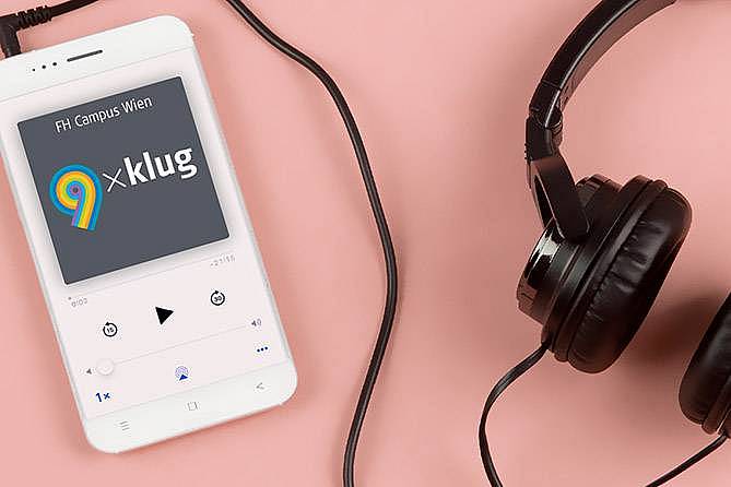 © iStock.com/Sensay Kopfhörer mit Smartphone mit Wortlaut neumalklug auf dem Smartphonedisplay