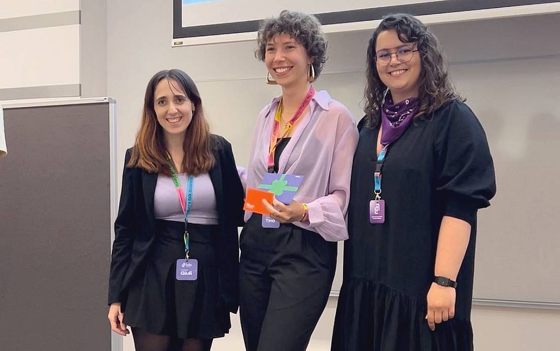 Die 3 Gründer*innen stehen vor einer Pinnwand