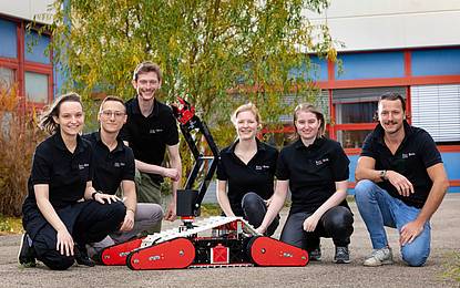 © HCW Gruppenfoto mit sechs Personen und einem Roboter