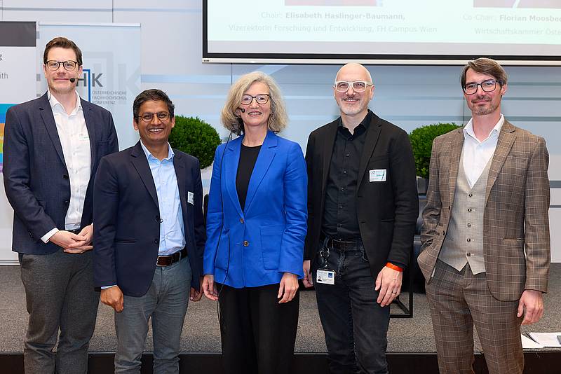 Gruppenfoto mit 5 Personen vor der Bühne