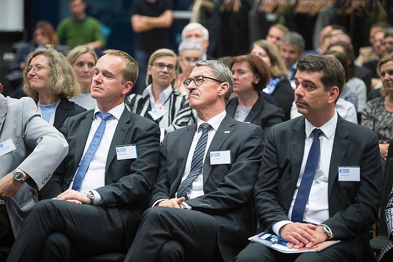 Michael Mayr, Alfred Weber und Michael Pall sitzen im Publikum