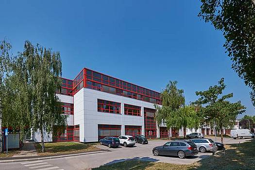 Außenansich des High Tech Campus Vienna mit rot weißer Fassade