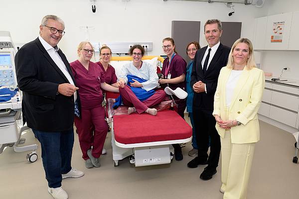 © Hochschule Campus Wien/Leitner Gesundheitsstadtrat Peter Hacker, der medizinische Direktor des WIGEV, Michael Binder und Geschäftsführerin Silvia Kaupa-Götzl (HCW) im SimLab im Kreise von Studierenden der Studienprogramme Hebammen sowie Gesundheits- und Krankenpflege.