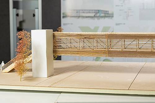 Holzmodell einer Brücke