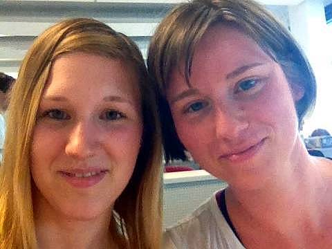 Schülerin und Lehrperson lächeln in die Kamera