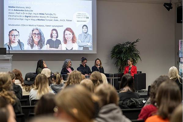 Sigrid Schefer-Wenzl am Podium von FIT. 