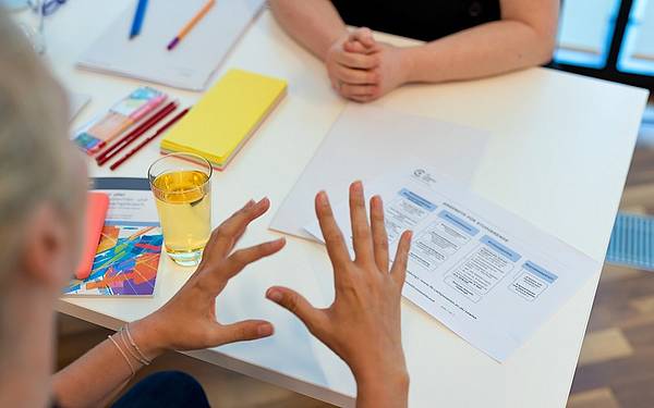 Zwei Personen im Beratungsgespräch