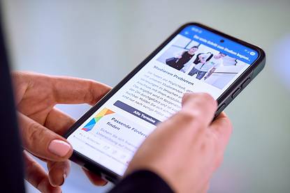 Nahaufnahme eines Smartphones in den Händen einer Person