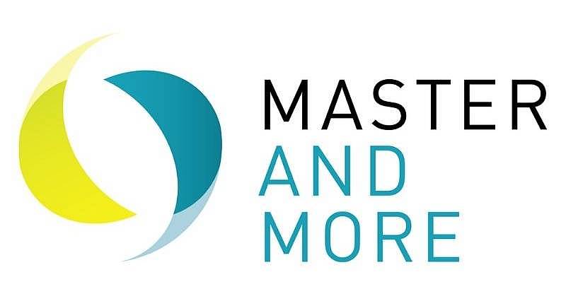 Ein Logo, bestehend aus dem Schriftzug Master and More und zwei ovalen Formen, die ineinander greifen