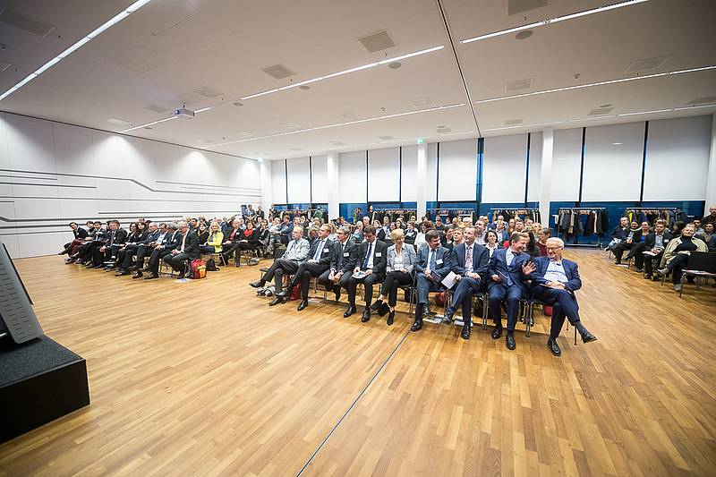 Weitwinkelaufnahme von Publikum in großem Saal