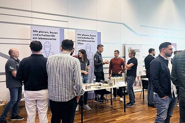 Mehrere Studierende vor einem Ausstellerstand bei der Praktikumsbörse