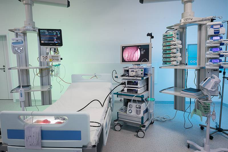 Krankenbett neben Endoskopiegerät