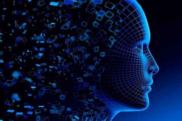 Ein futuristischer Frauenkopf. 