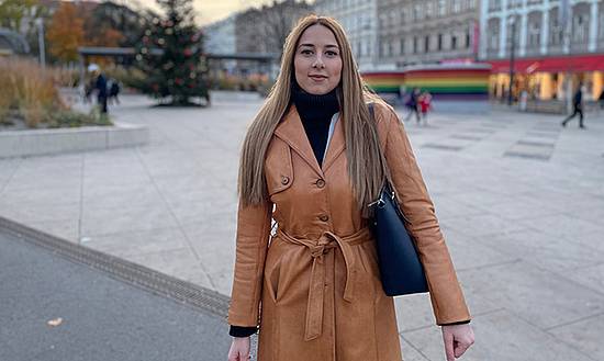 © BezirksZeitung/Pufler Frau Nina Matakovic steht auf dem Raumannplatz.