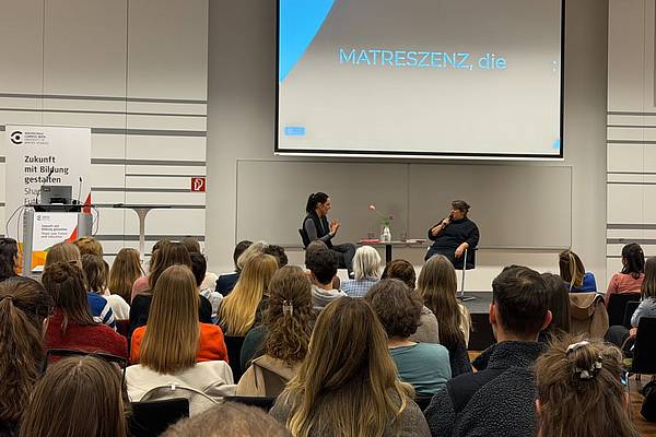 Ein Vortrag mit zwei Personen auf der Bühne