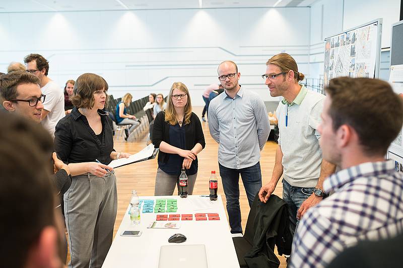 Personengruppe bei der Fragerunde nach der Prästentation