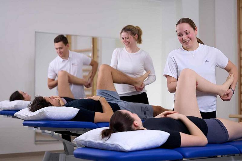 6 Studierende praktizieren in 2er Gruppen therapeutische Übungen