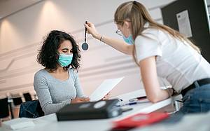 Studierende des Bachelorstudiums Orthoptik führt einen Sehtest durch.