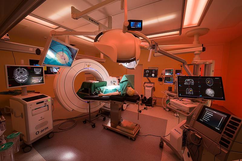 Operationssaal bei rötlichem Licht