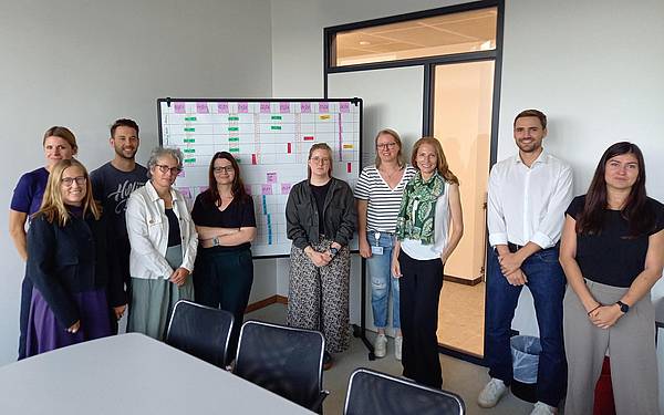 Gruppe mit zehn Personen