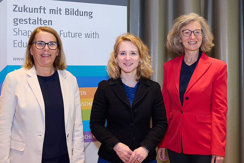 Foto von FHK-Praesidentin Ulrike Prommer, Ministerin Eva-Maria Holzleitner und Vizerektorin Elisabeth Haslinger-Baumann