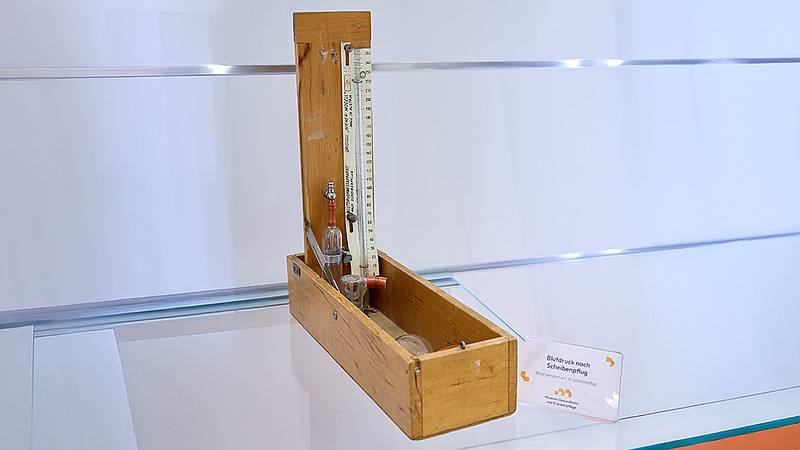 Blutdruckgerät nach Dr. Scheibenpflug vor 1950 in Holzkiste und Pumpe