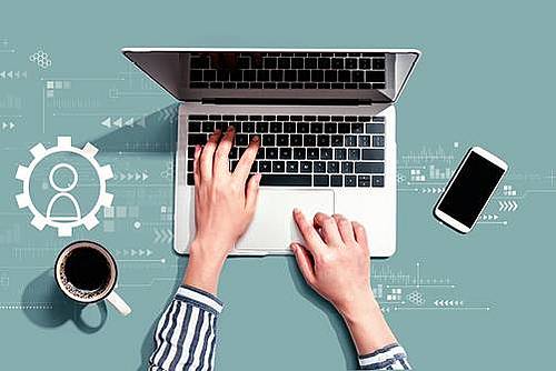 Infografik mit Dokument, Lupe, Checkliste und Laptop