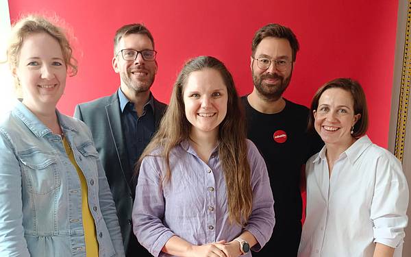 5 Personen vor einer roten Wand