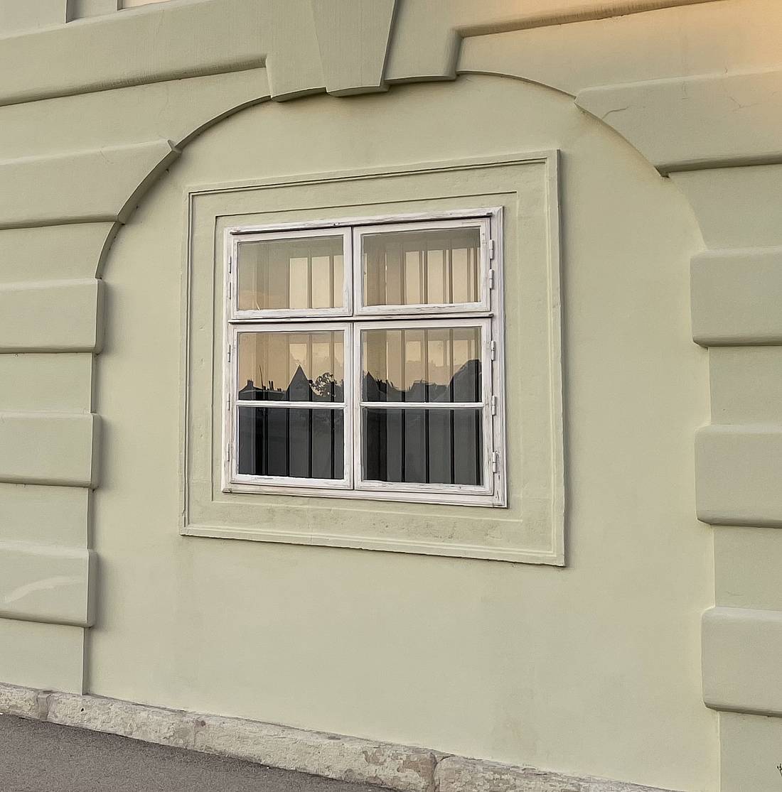 Außenansicht eines Fensters an einer Altbau-Fassade