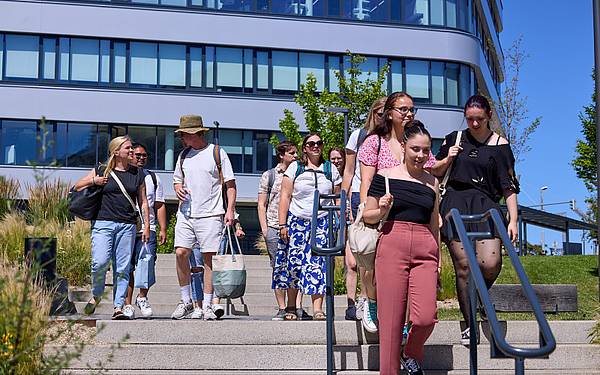 Studierende auf dem Campus der Hochschule Campus Wien. 