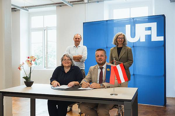 Rektor Heimo Sandtner und Rektorin Barbara Gant (UFL) unterzeichnen die Kooperationsvereinbarung. 