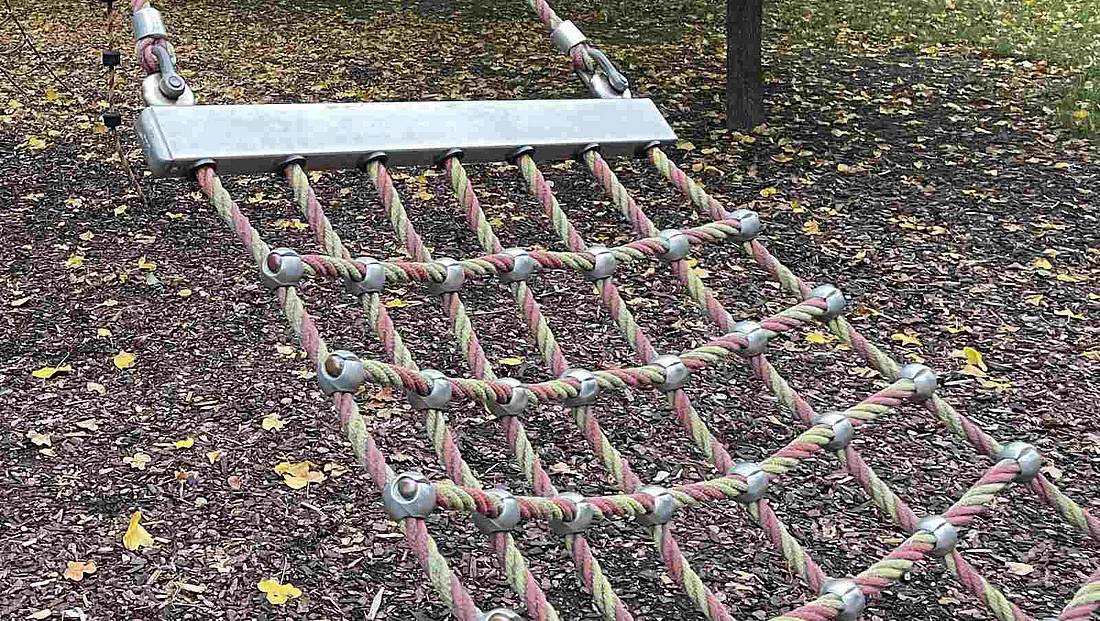 © HCW / Eberherr Eine öffentliche Hängematte in einem Wiener Park, im Hintergrund mit Rindenmulch bedeckter Boden