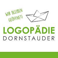 Das Logo der Logopädie Dornstauder ist in hellgrüner Schrift auf weißem Grund dargestellt. Links darüber sind die Worte "Wir bleiben geöffnet" abgebildet und daneben eine gefaltetes Papierboot im grafischen Stil.