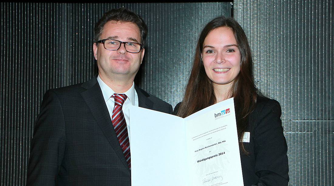 Regina Reicherstorfer, Absolventin des Masterstudiums Molecular Biotechnology, erhielt für ihren ausgezeichneten Studienerfolg den Würdigungspreis des Wissenschaftsministeriums.