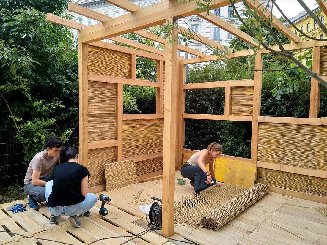 © HCW / Rieger-Jandl Student*innen bei der Konstruktion eines Holzhauses
