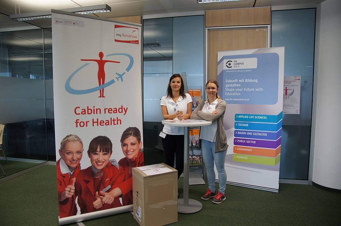 zwei Studentinnen vor Roll-up