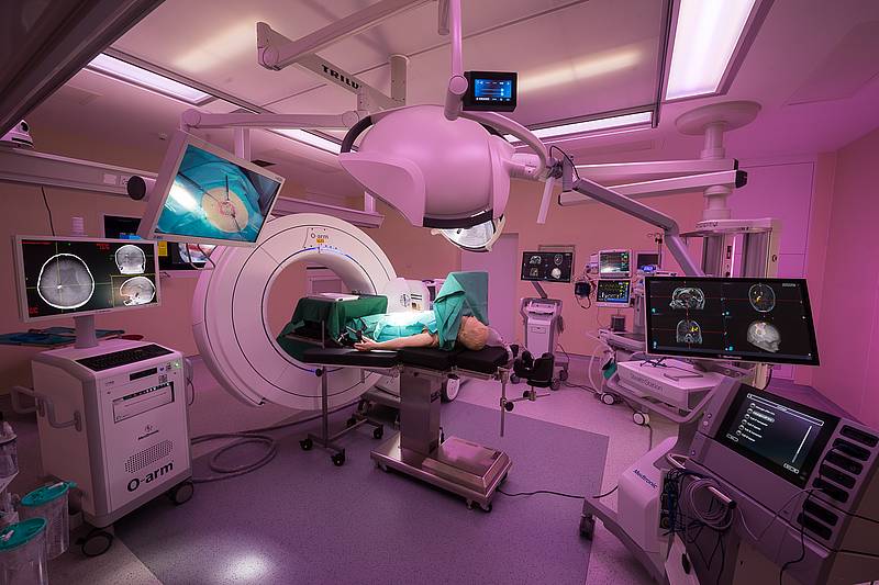 Operationssaal bei pinkem Licht