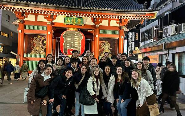 Junge Personen posieren für ein Foto