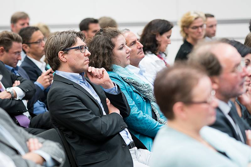 Zuhörerinnen und Zuhörer bei Vortrag