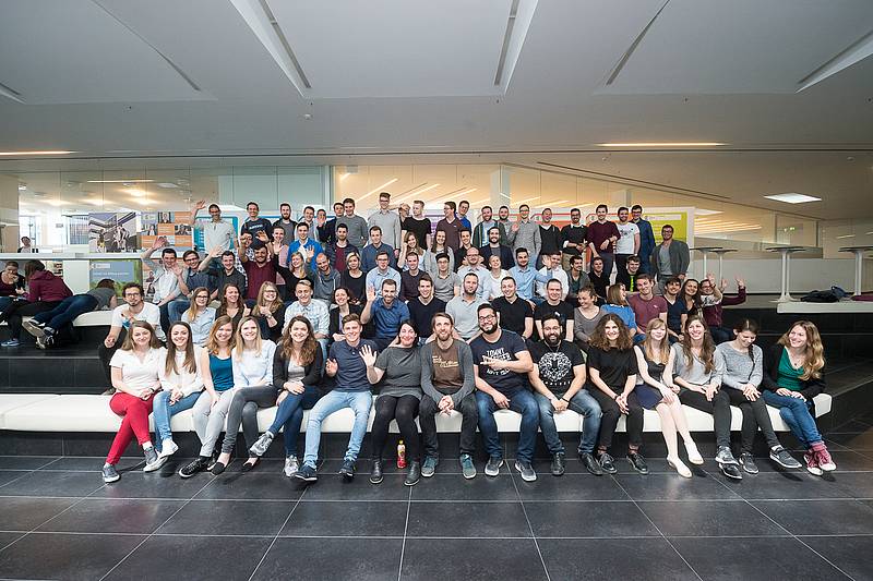 Gruppenfoto mit Studierenden in fünf Reihen