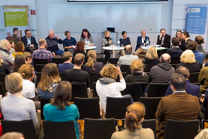 Publikum bei Diskussionsrunde