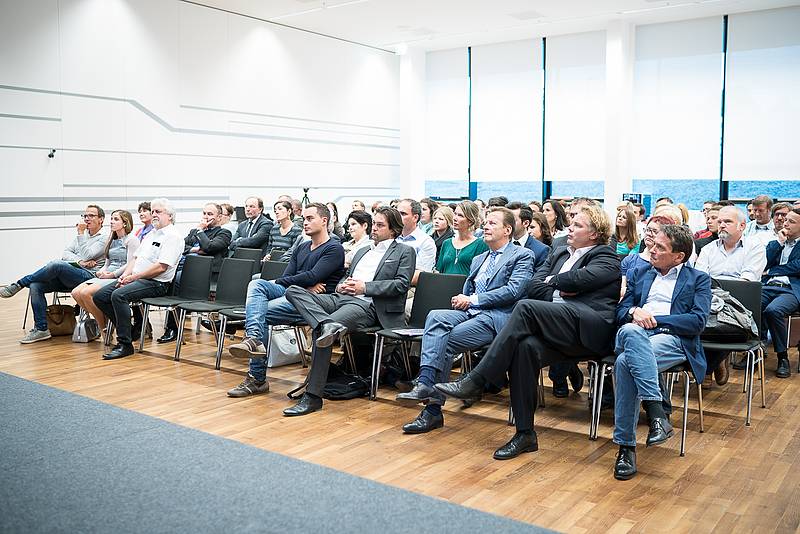 Zuhöhrerschaft sitzt im Festaal