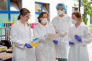 Studiengangsleiterin Martina Fondi brieft Studierende der Biomedizinischen Analytik