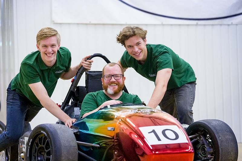 Mitglieder des OS.Car Racing Teams mit ihrem Rennwagen