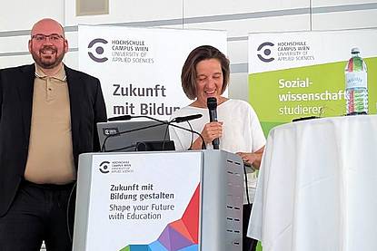Janosch Stratemann und Helga Eberherr am Podium der Spring School 2026