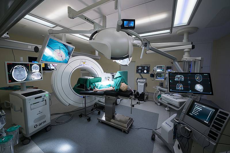 Operationssaal bei abgedunkeltem Licht