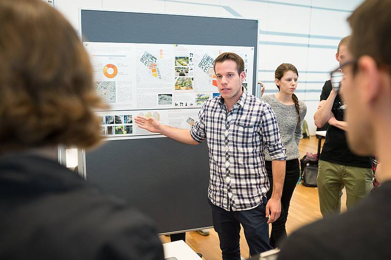 Studierende präsentieren ihre Projektarbeiten vor Lehrenden und Interessierten