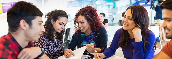 Studierende lernen miteinander